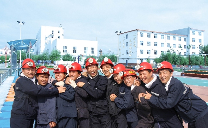 新一代大學(xué)生礦工臉上綻放出幸...